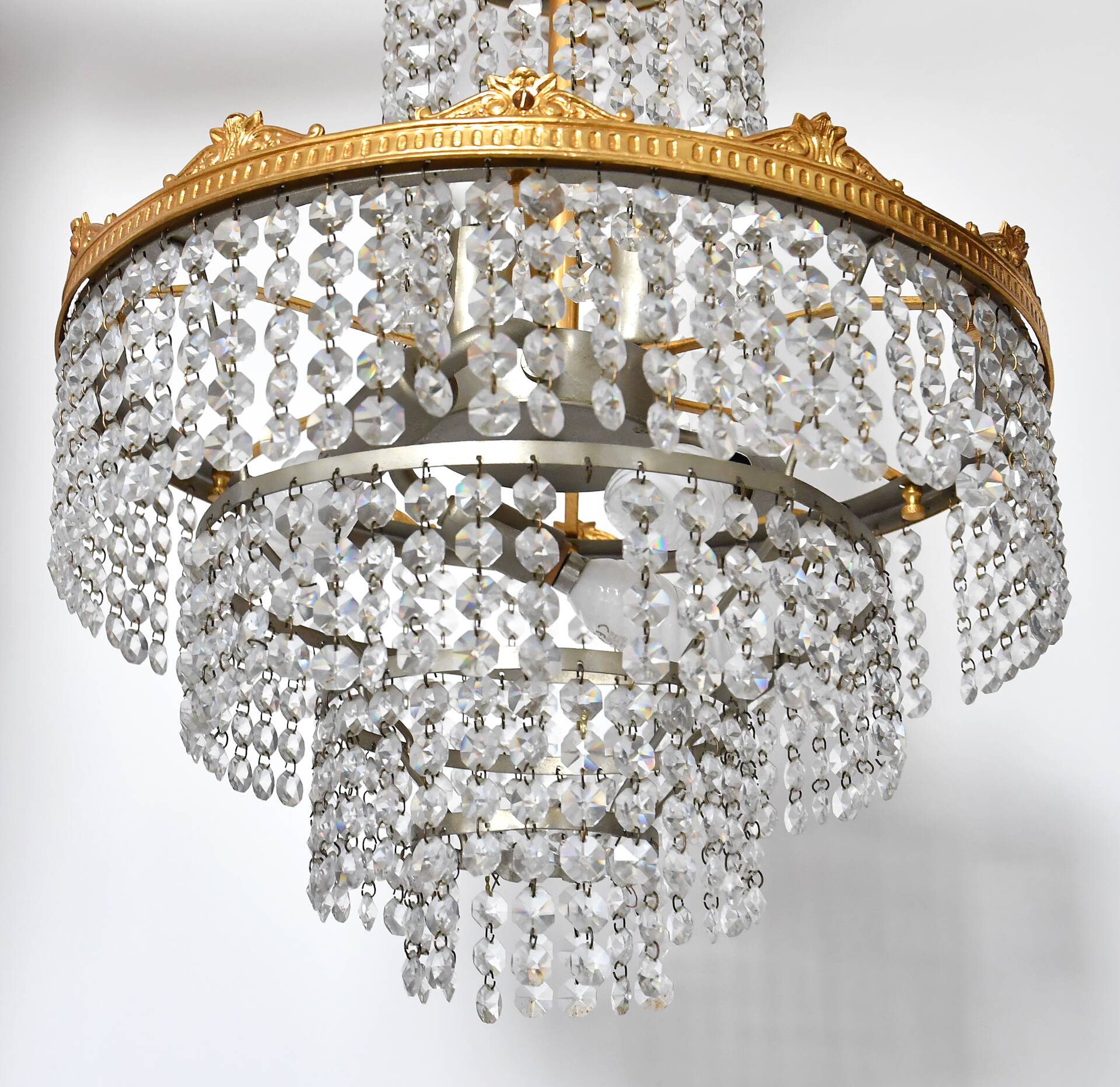 3-light chandelier in gold metal and glass pendants