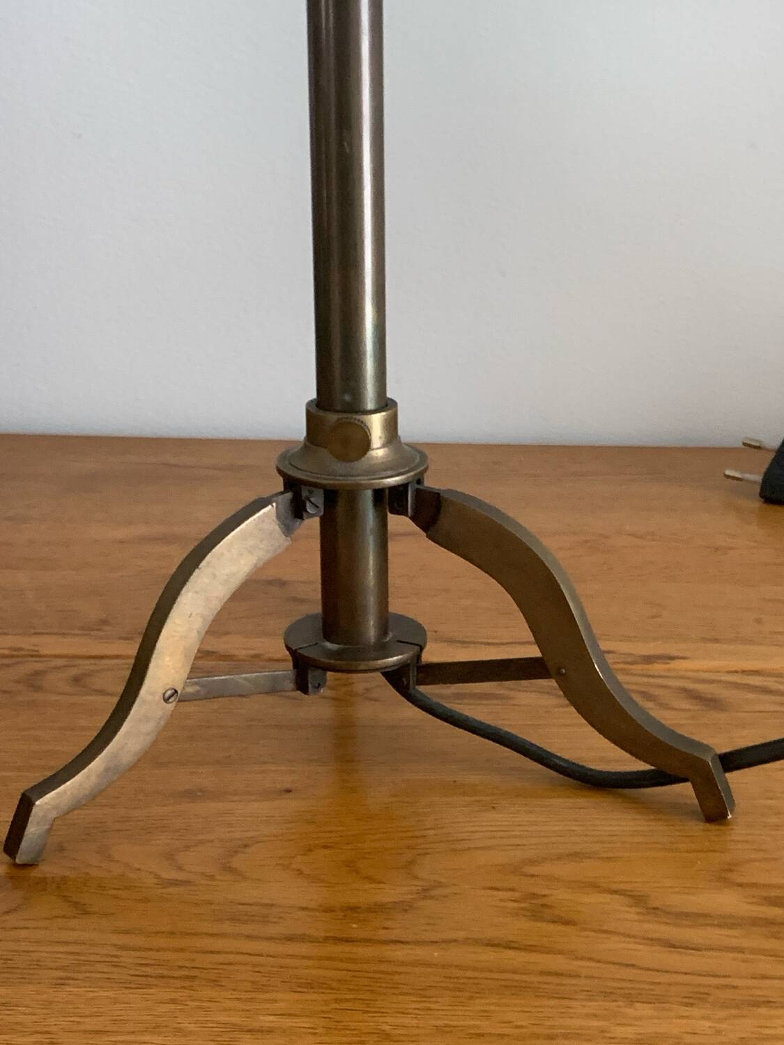 Adjustable table lamp – Tripod base in brass metal – Industrial style