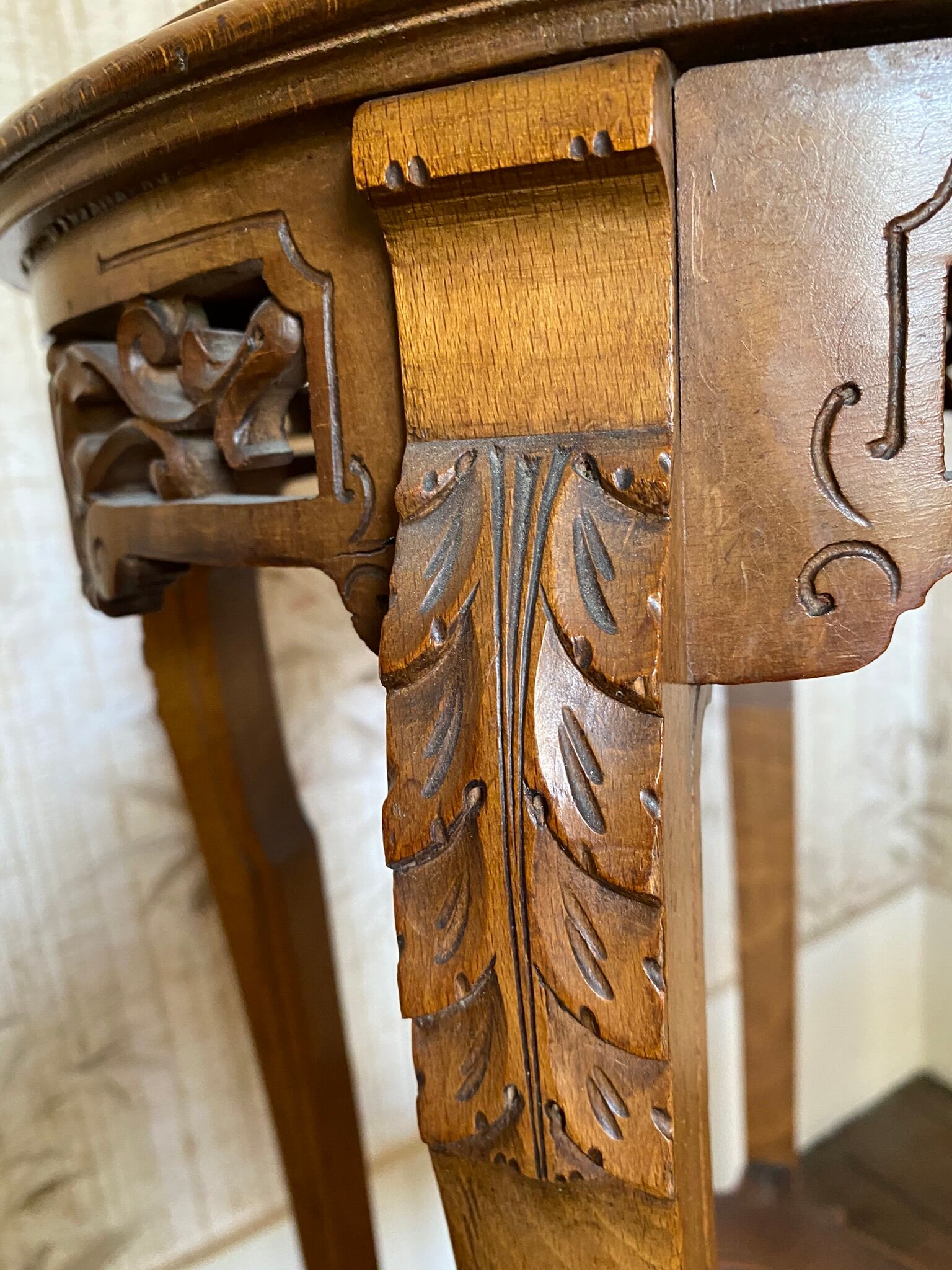 Fifth wheel / Carved wooden plant door with double top - brown marble around 1900