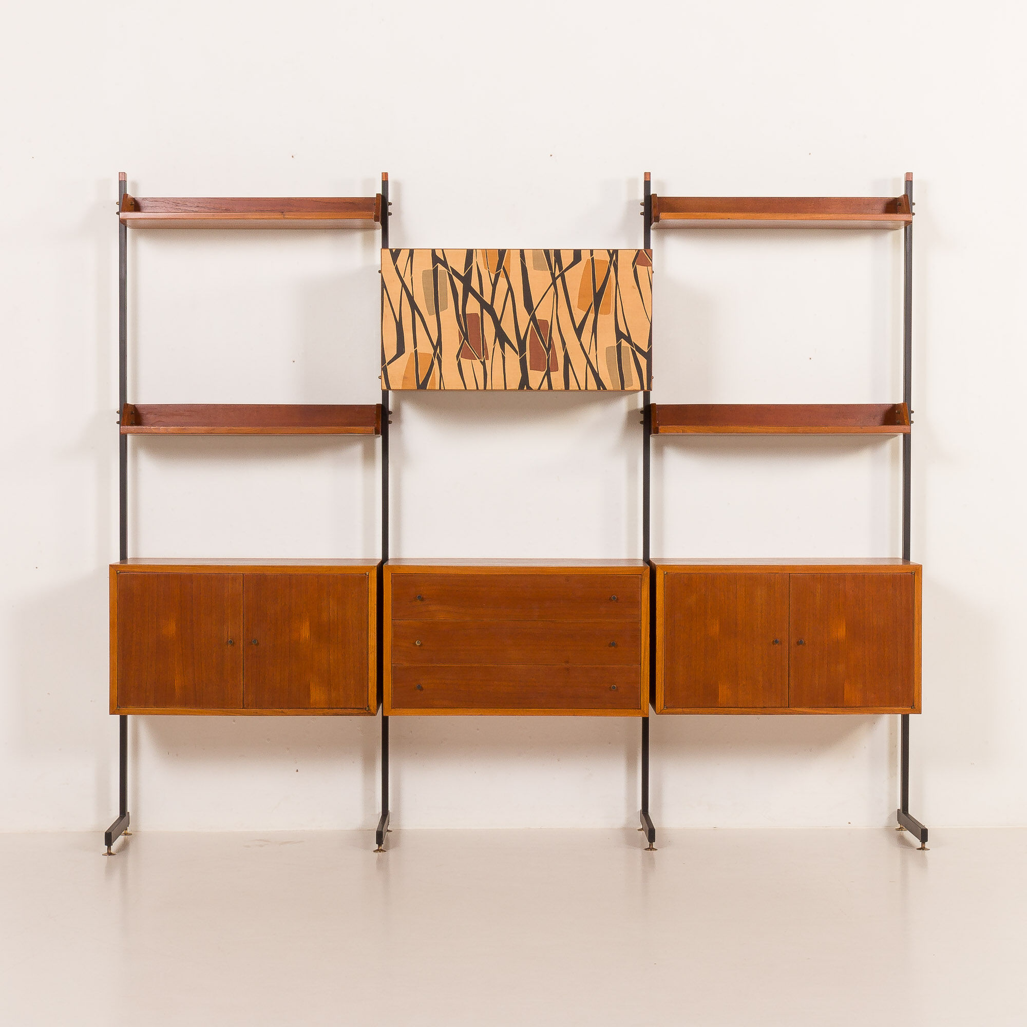 Un meuble mural autoportant italien en teck, des années 1950.