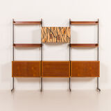 Un meuble mural autoportant italien en teck, des années 1950.