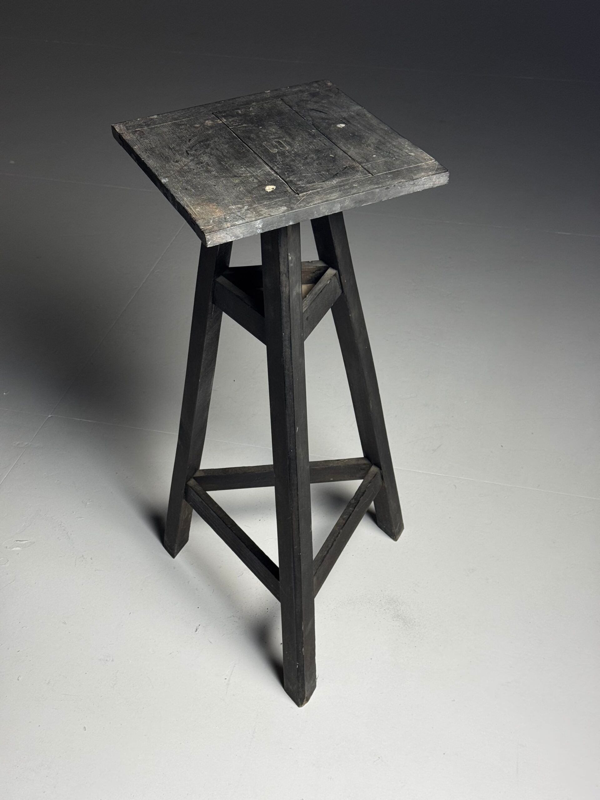 Sculpture stand antique black