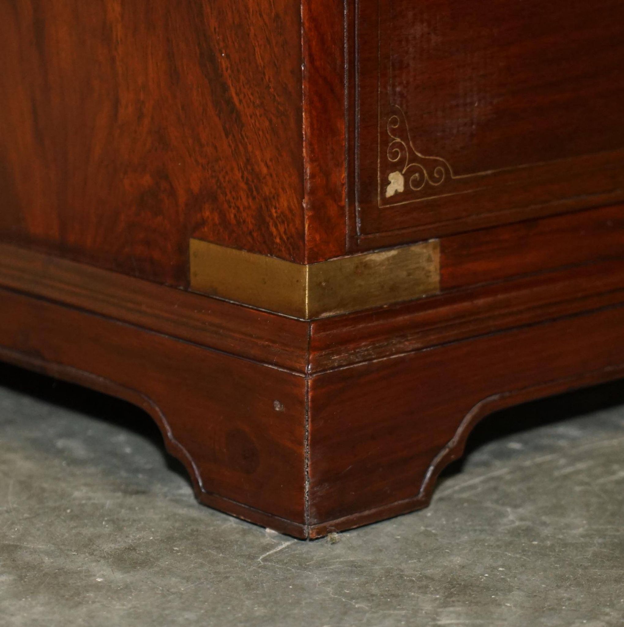 Commode vintage anglo-indienne en bois dur avec incrustations en laiton