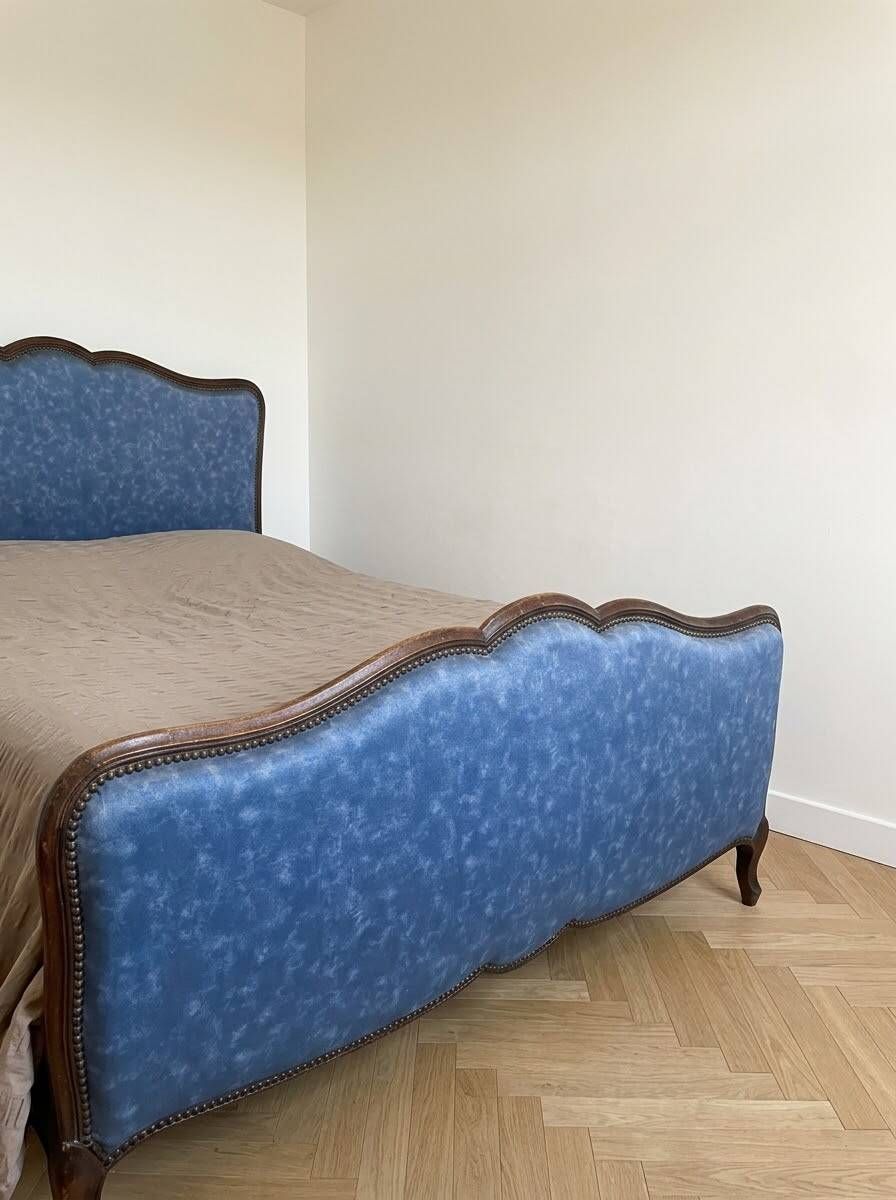 Lit double rustique en bois et tissu bleu