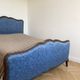 Lit double rustique en bois et tissu bleu