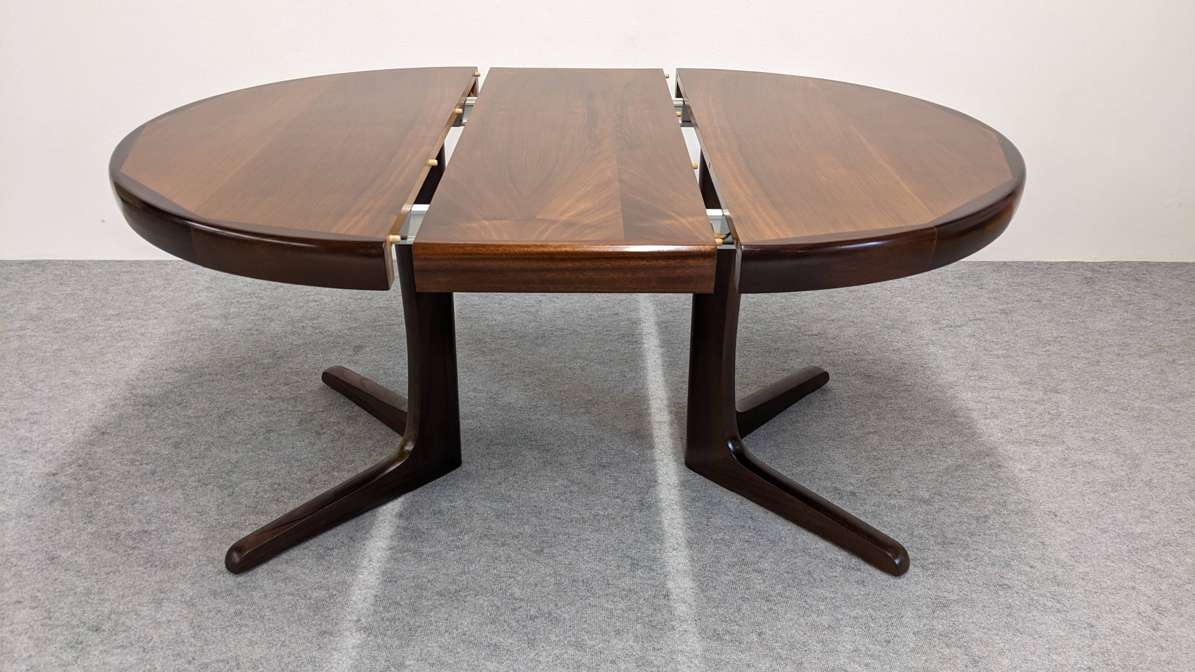 Baumann extendable dining room round table, France circa 1970.