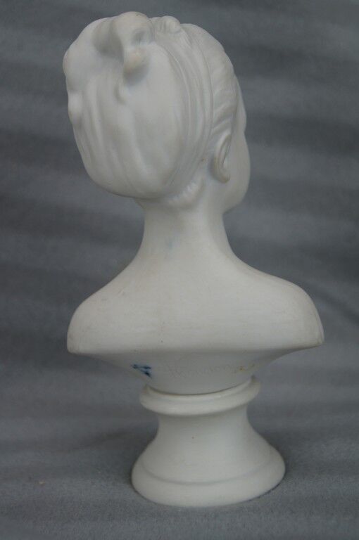Buste Mademoiselle Brongniart, en biscuit blanc, sur socle rond