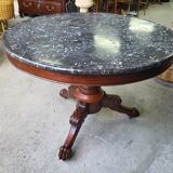 Round pedestal table with marble top and mahogany tripod from the 19th century