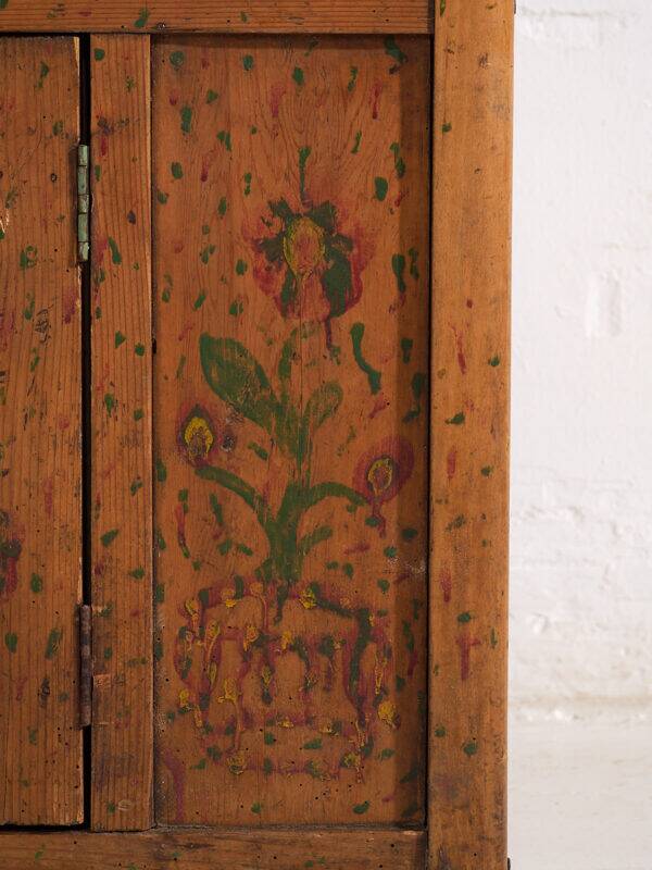 Meuble de cuisine ancien avec détails floraux (c.1920)