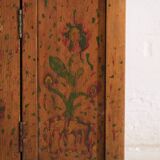 Meuble de cuisine ancien avec détails floraux (c.1920)