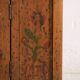 Meuble de cuisine ancien avec détails floraux (c.1920)