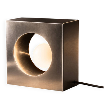 Lampe design minimaliste en métal brossé – pièce sculpturale