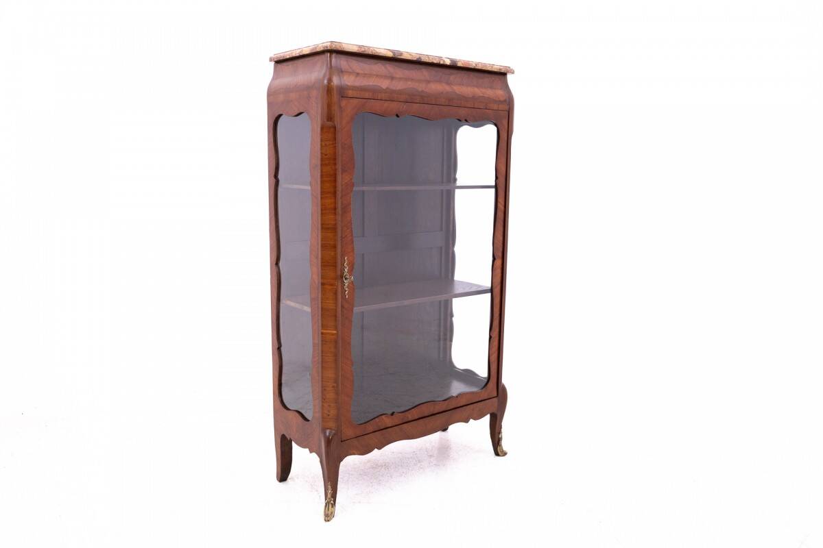 Small antique French display cabinet from around 1910. After renovation.