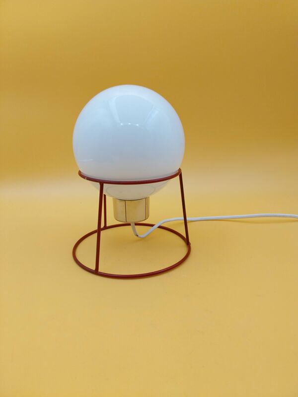 Lampe métal rouge globe opaline année 70 80