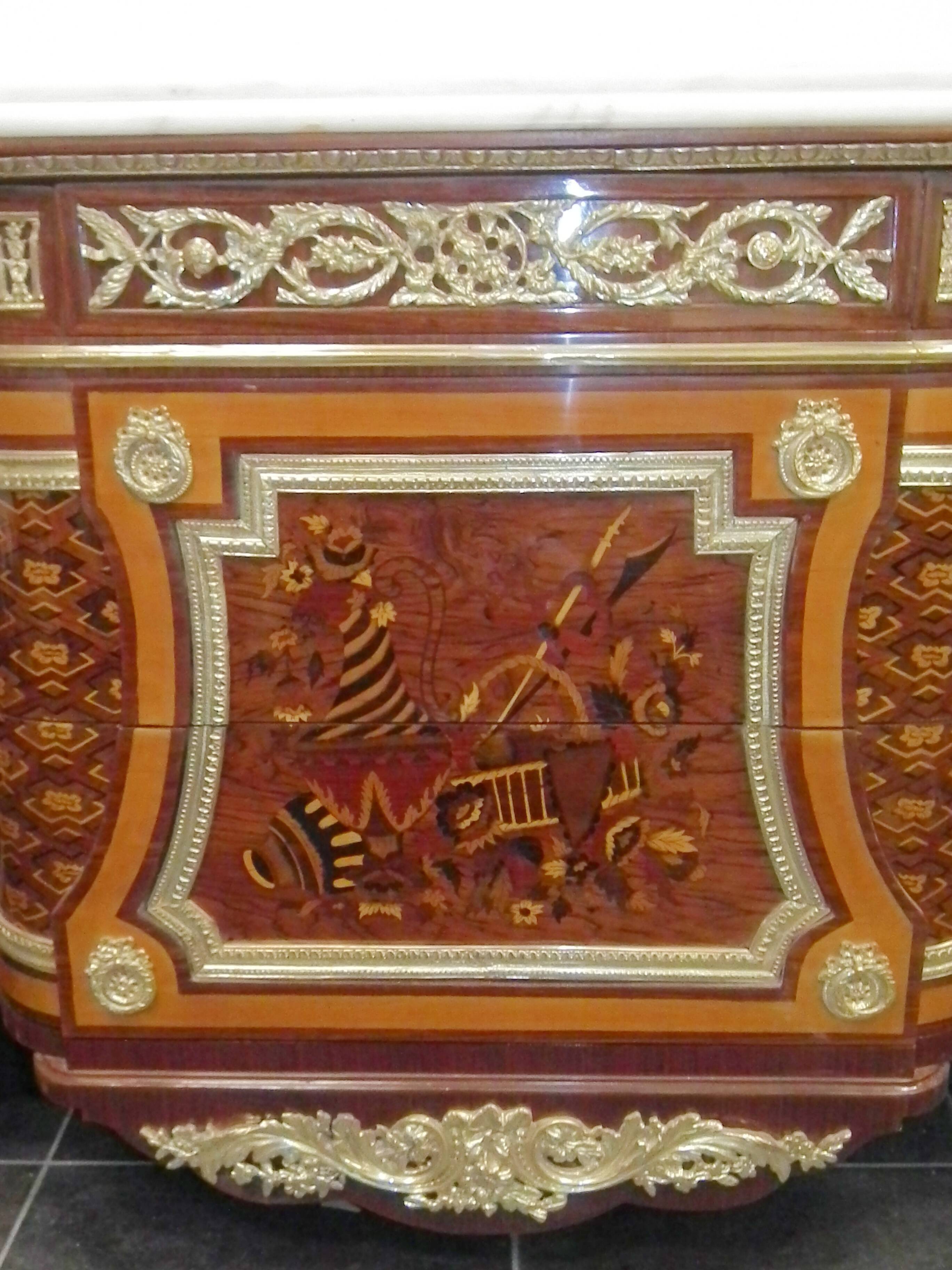 Un buffet style Louis XV avec marbre blanc, orné de bronze, cinq tiroirs