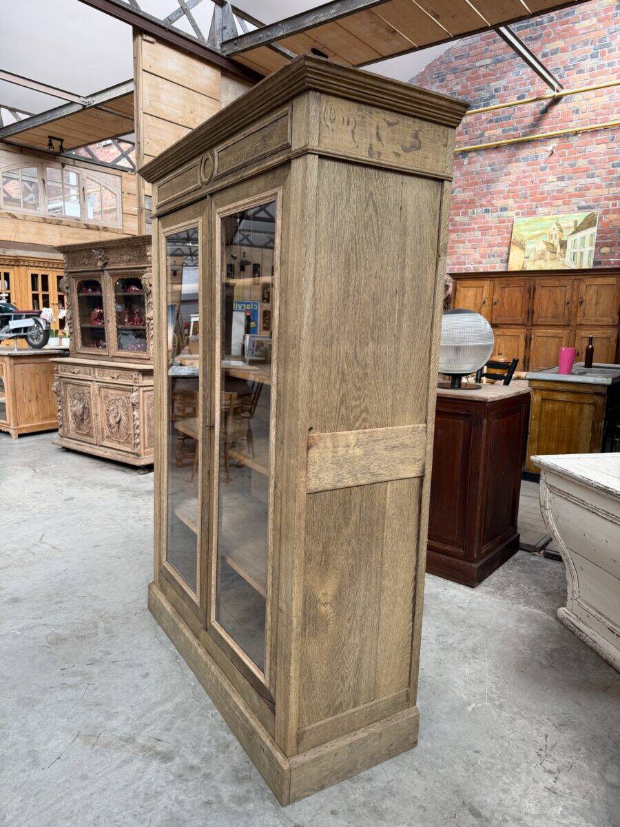 Showcase in oak from the late 19th century.