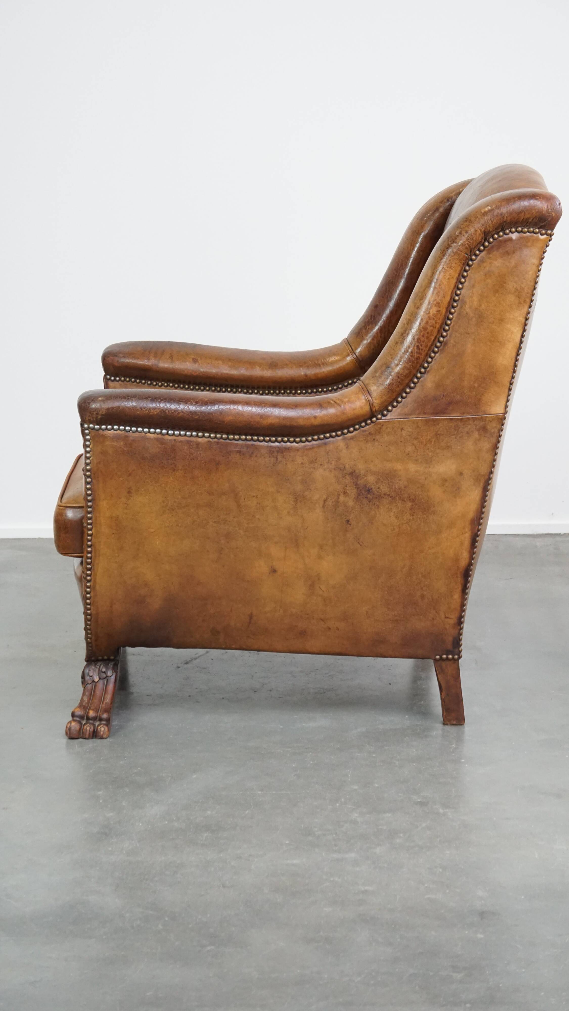 Fauteuil en cuir de mouton antique caractéristique avec de beaux détails et un design unique