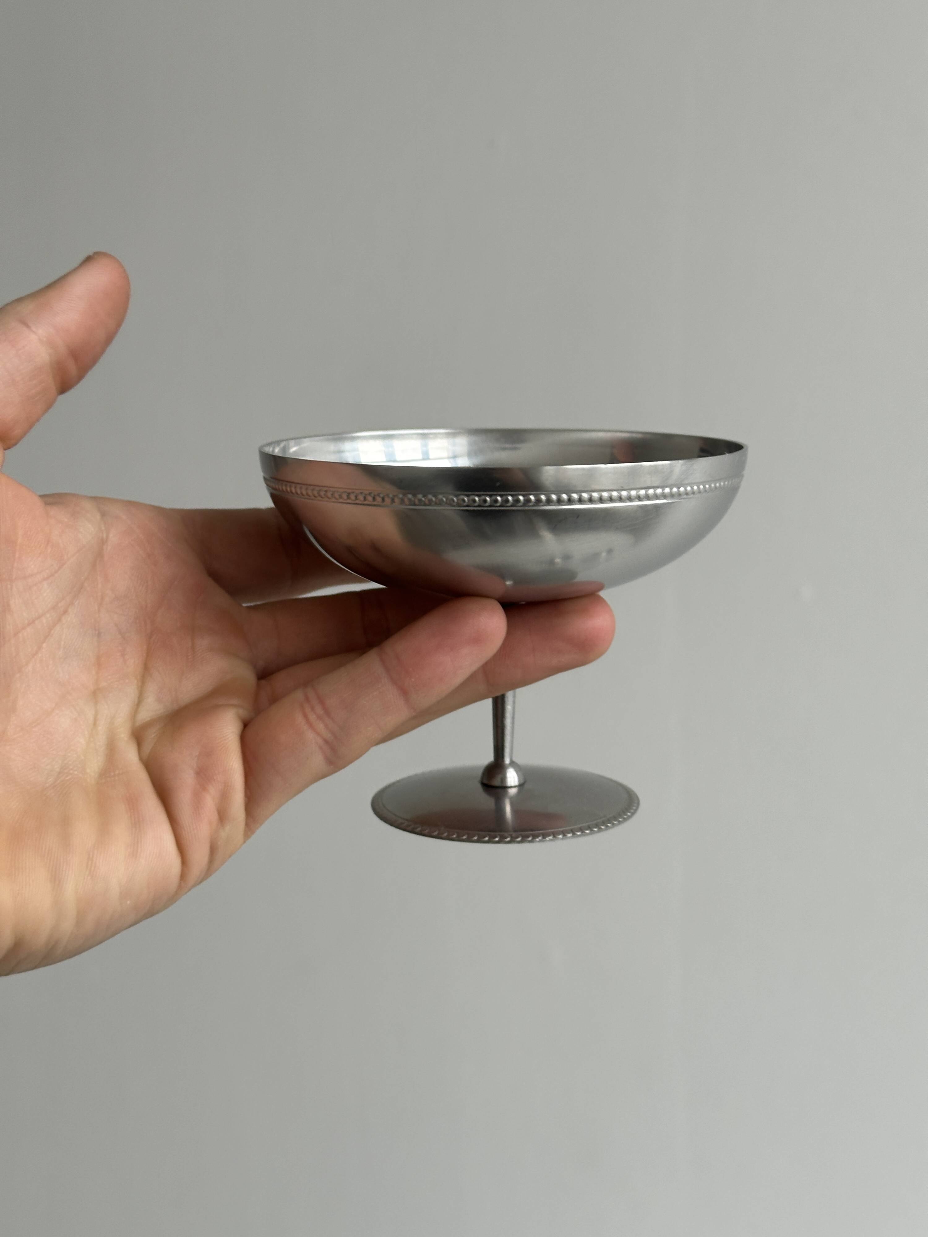Set of 6 metal footed bowls in shiny finish.
