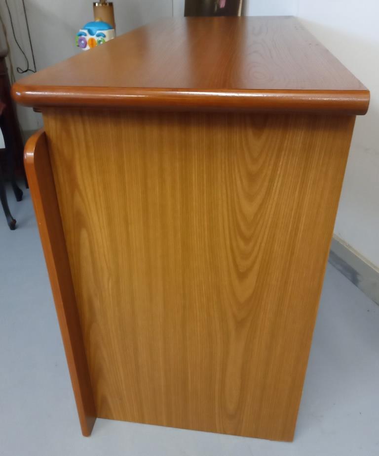 Oak-plated dresser 1980