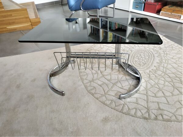 Table basse années 70 plateau de verre, piétement chromé avec porte-revues