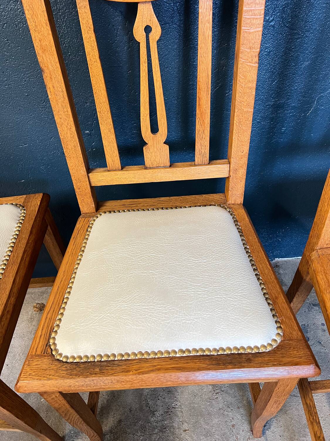6 chaises en chêne et cuir blanc cassé