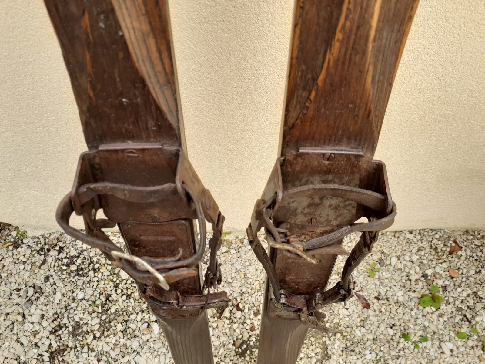 Ancienne paire de skis en bois