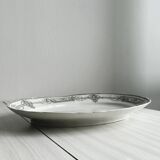 Plat ovale ancien en faïence, décor néoclassique noir et blanc