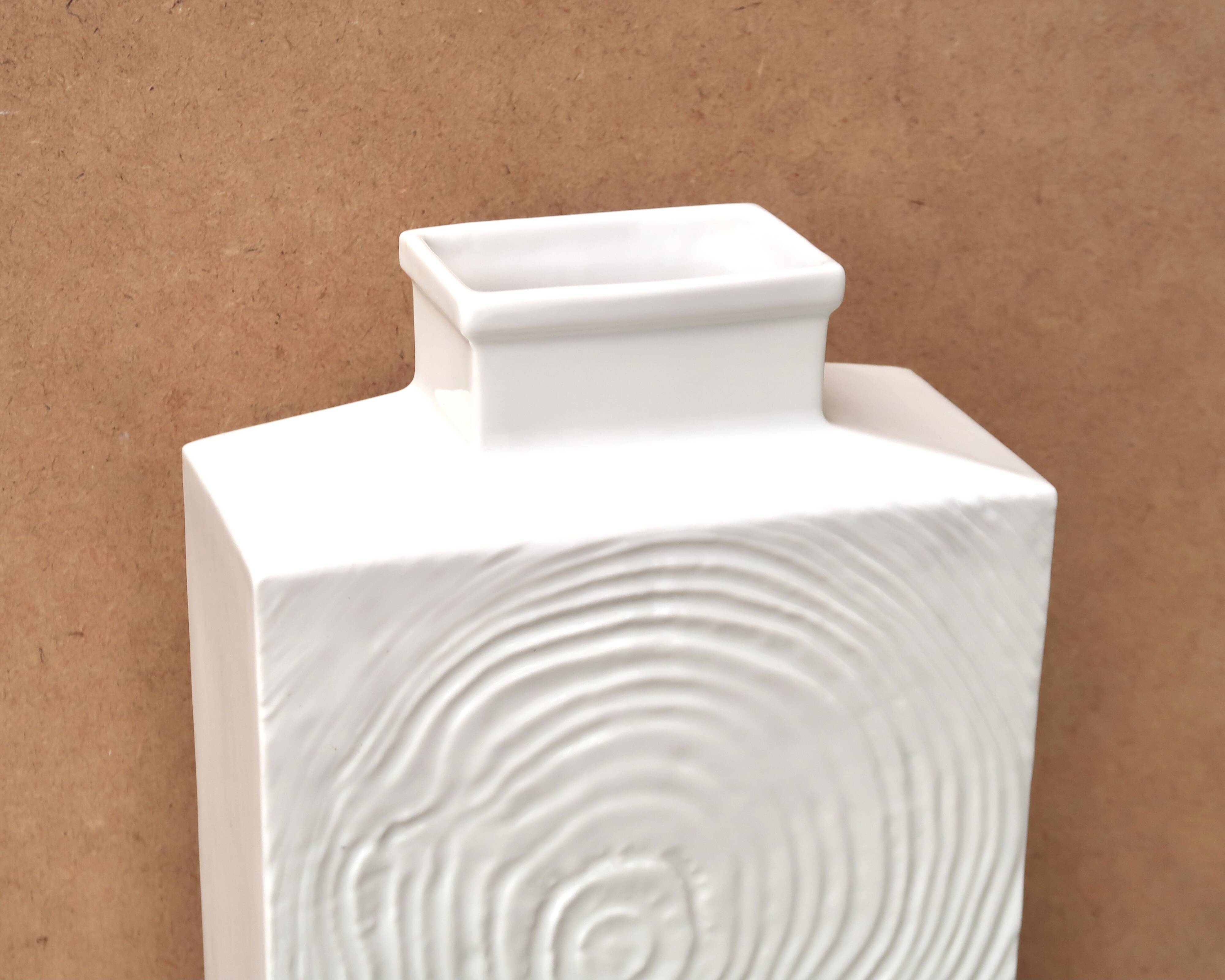 Imposing white Sgrafo Modern vase in porcelain, 1960s.