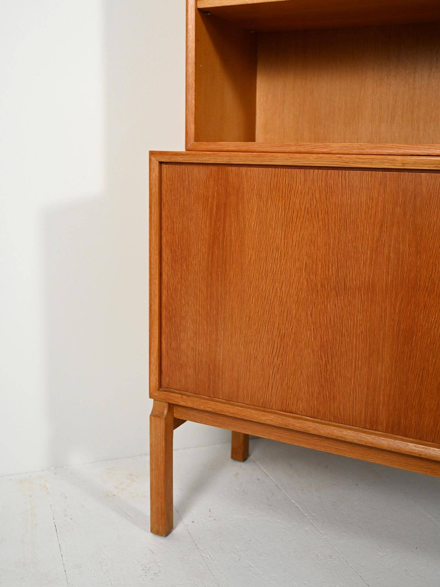 Bibliothèque avec vitrine conçue par Marian Grabinsky pour IKEA