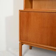 Bibliothèque avec vitrine conçue par Marian Grabinsky pour IKEA