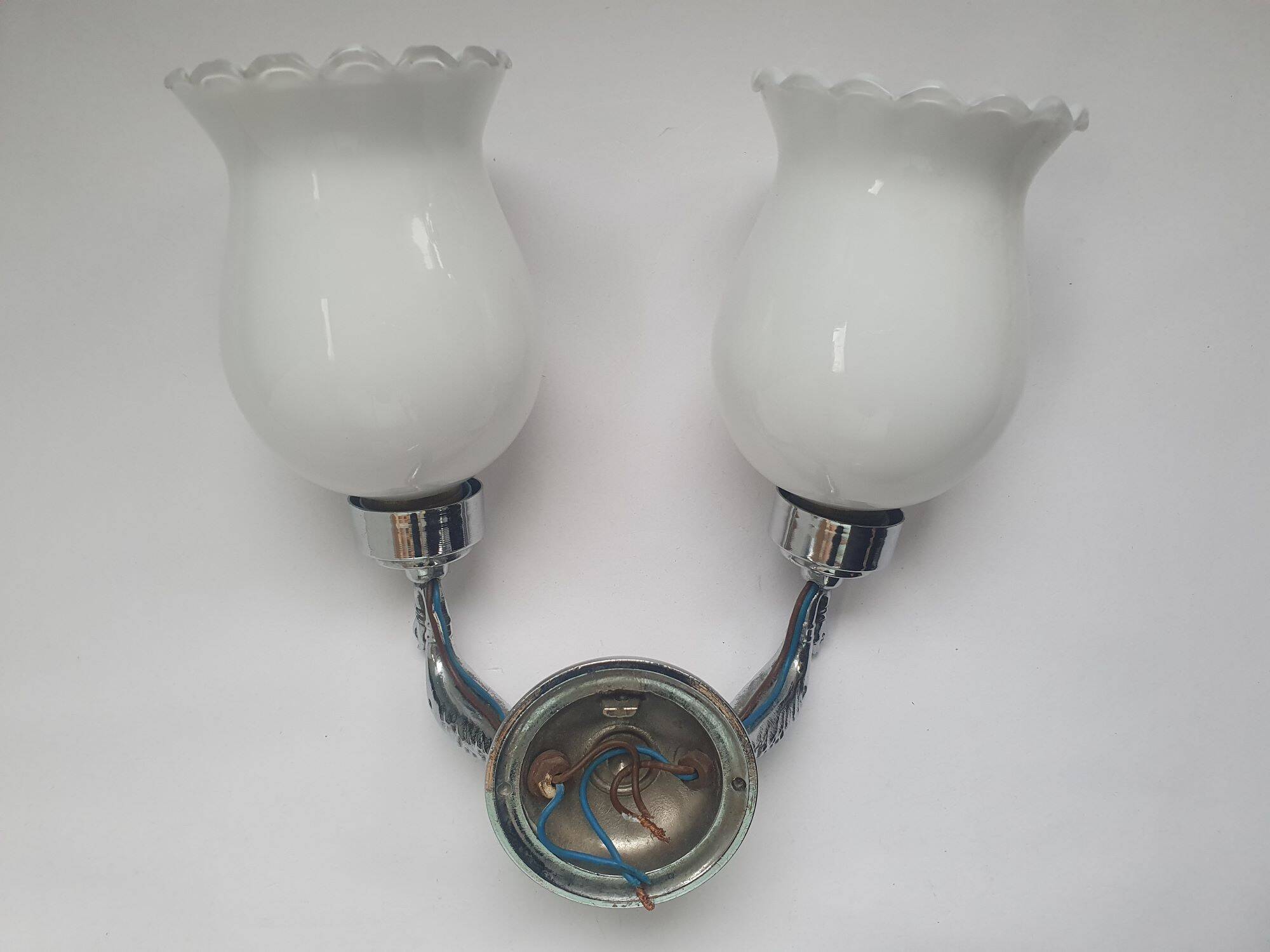 Applique zoomorphe ancienne en laiton argenté et globes opalins