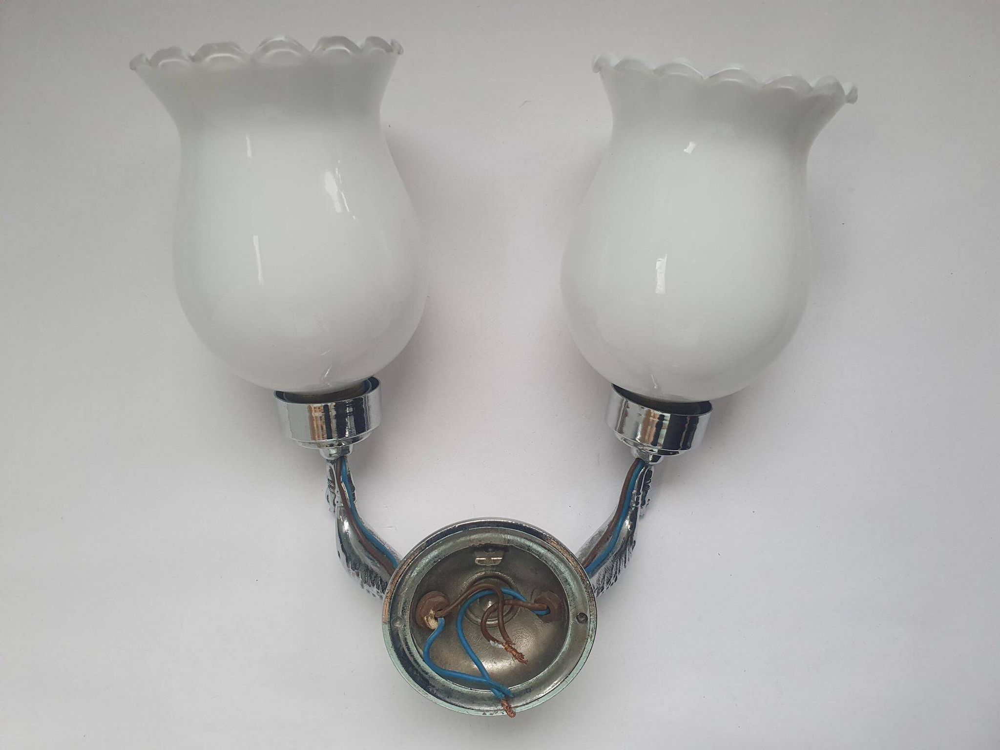 Applique zoomorphe ancienne en laiton argenté et globes opalins
