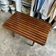 Table basse, banc en bois foncé lamellé