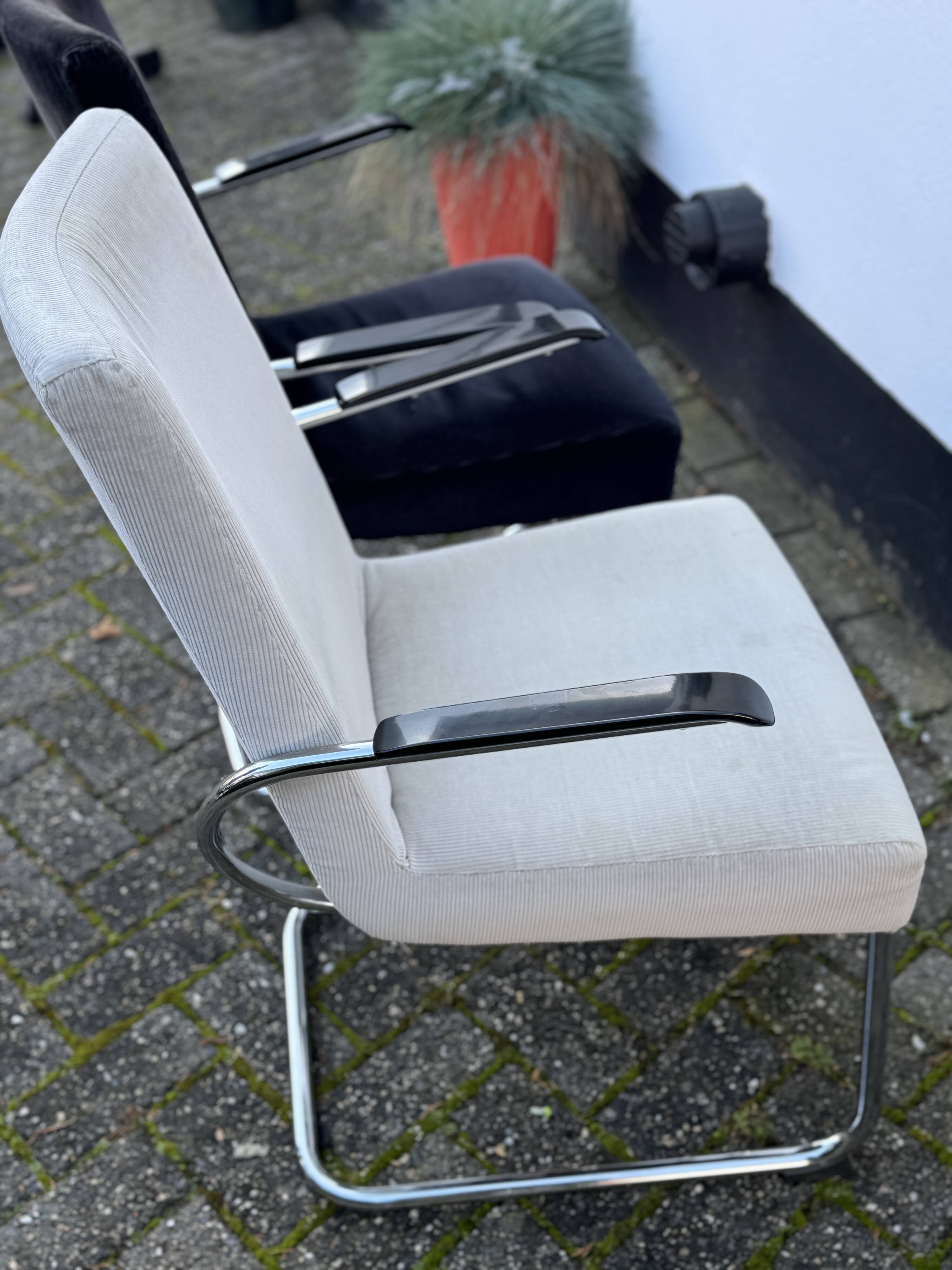 Paire de fauteuils en acier tubulaire