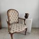 Fauteuil cabriolet de style Louis XVI garniture tapisserie fleurie