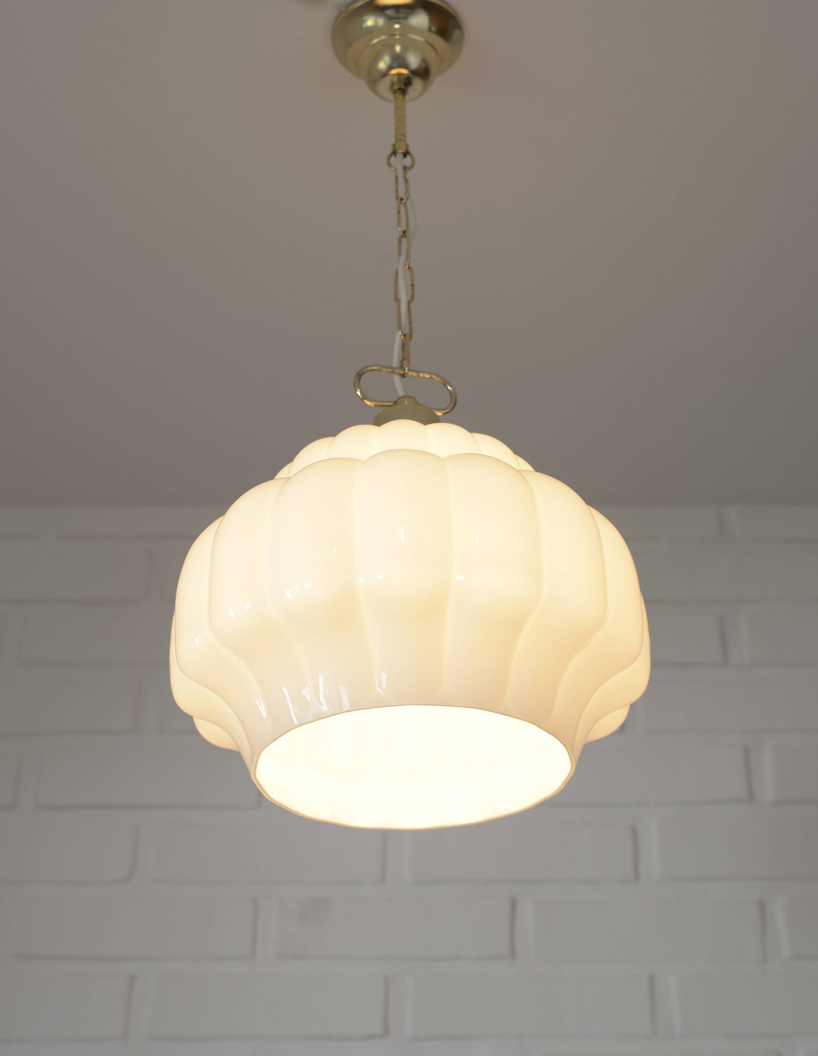 Suspension vintage en verre opalin blanc / Éclairage éclectique années 1970