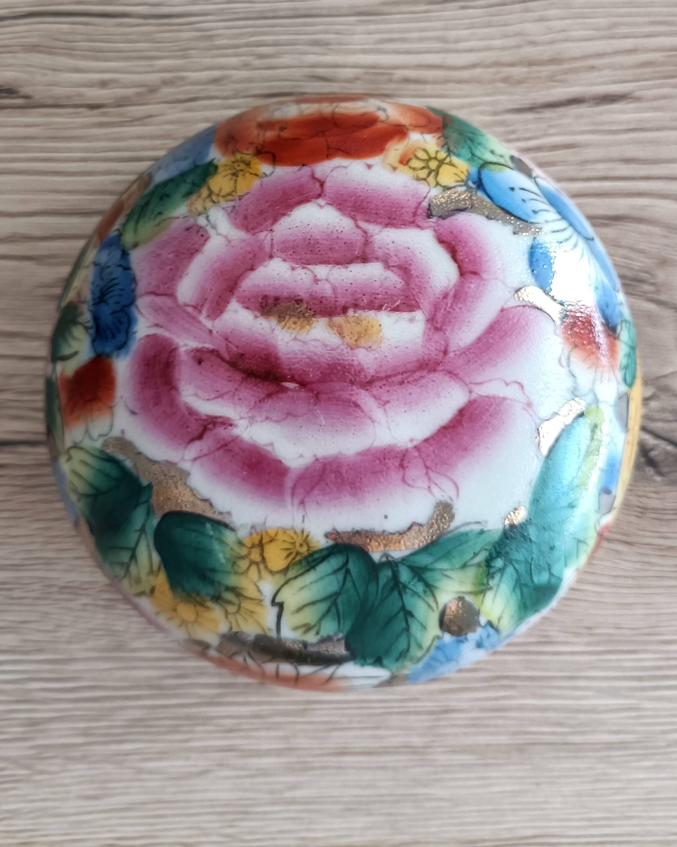 Large Chinese ginger jar with multi-colored porcelain lid