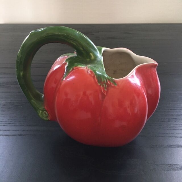 Tomato pitcher in dabbling