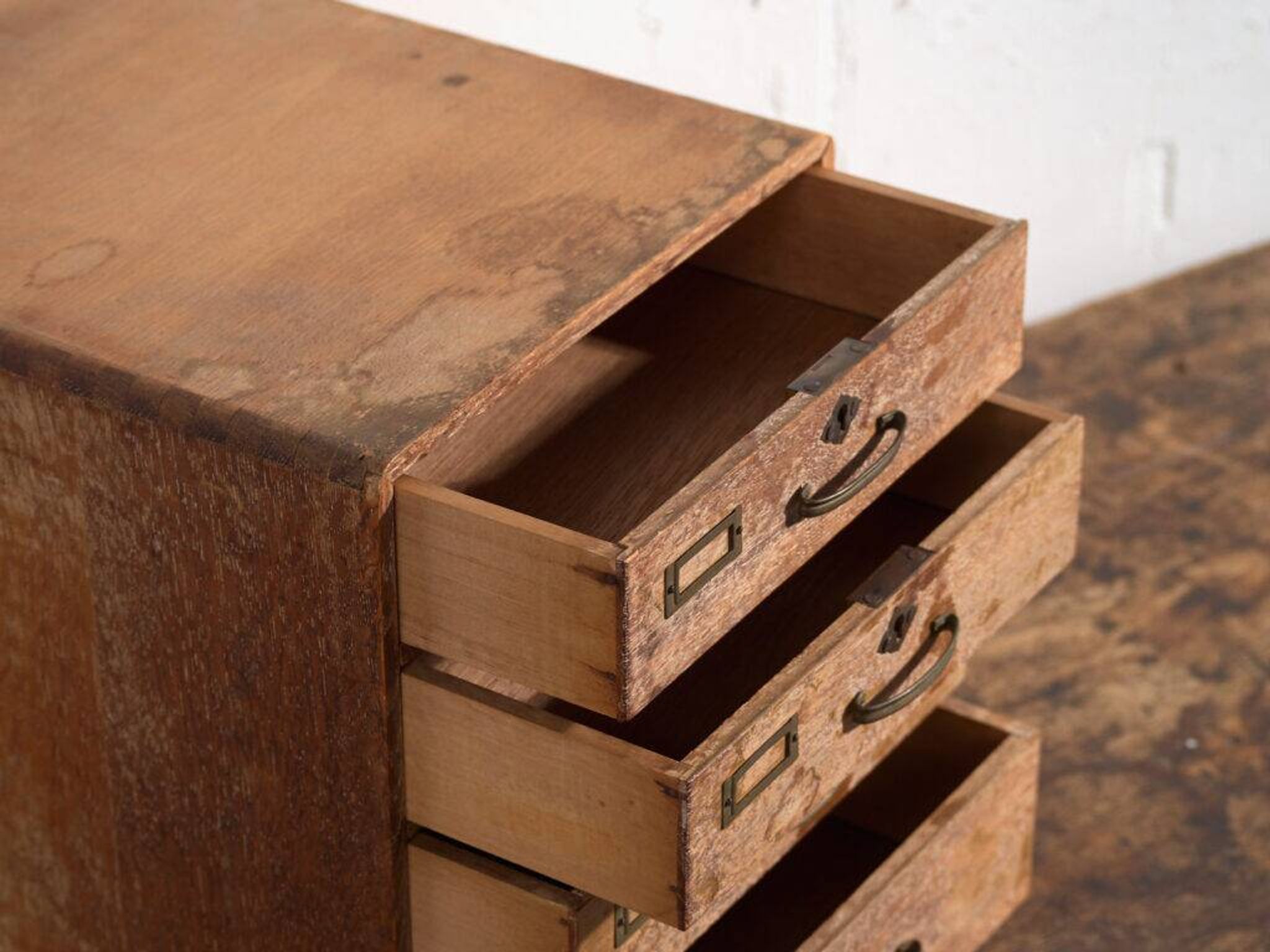 Small Japanese desk chest in oak and red pine, mid-Showa period, circa 1945–1970.