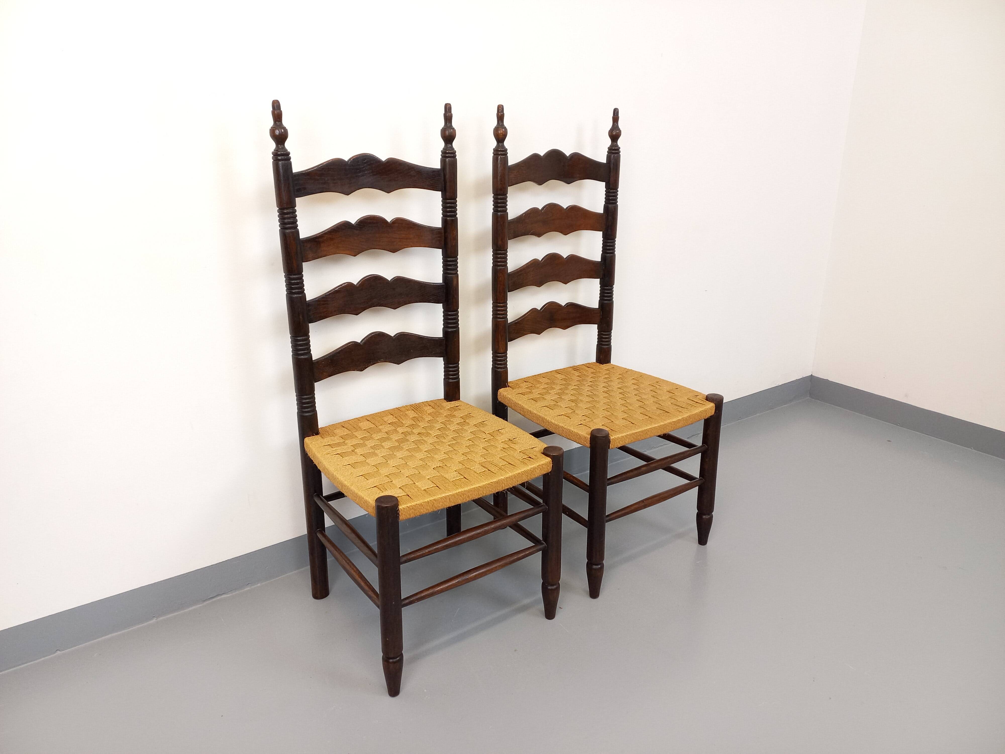 Pair of vintage Arts & Crafts chairs in the style of Antonio Calligaris in oak wood and rope from the 1970s.