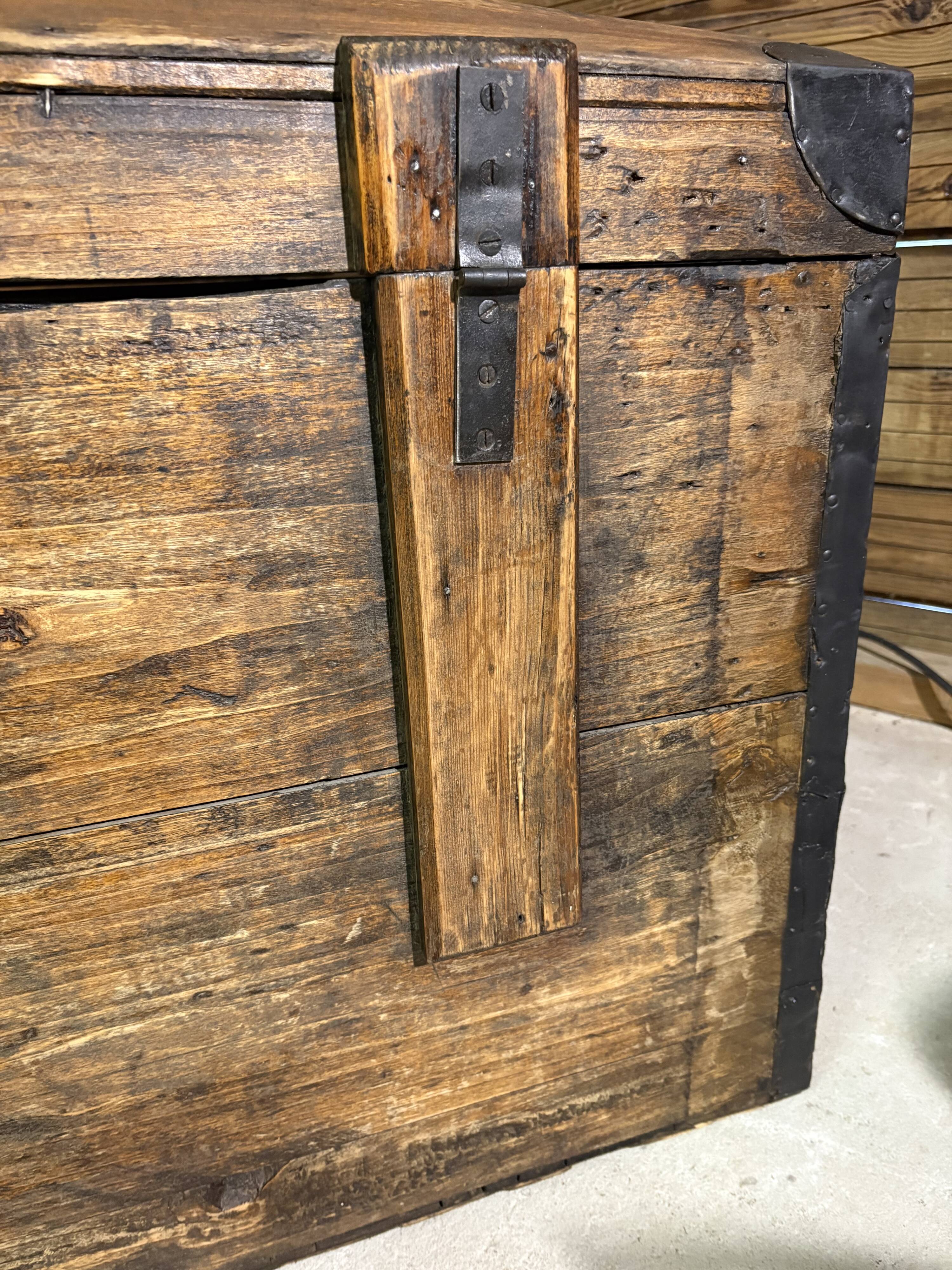 Renovated old wooden trunk – storage box / vintage decor