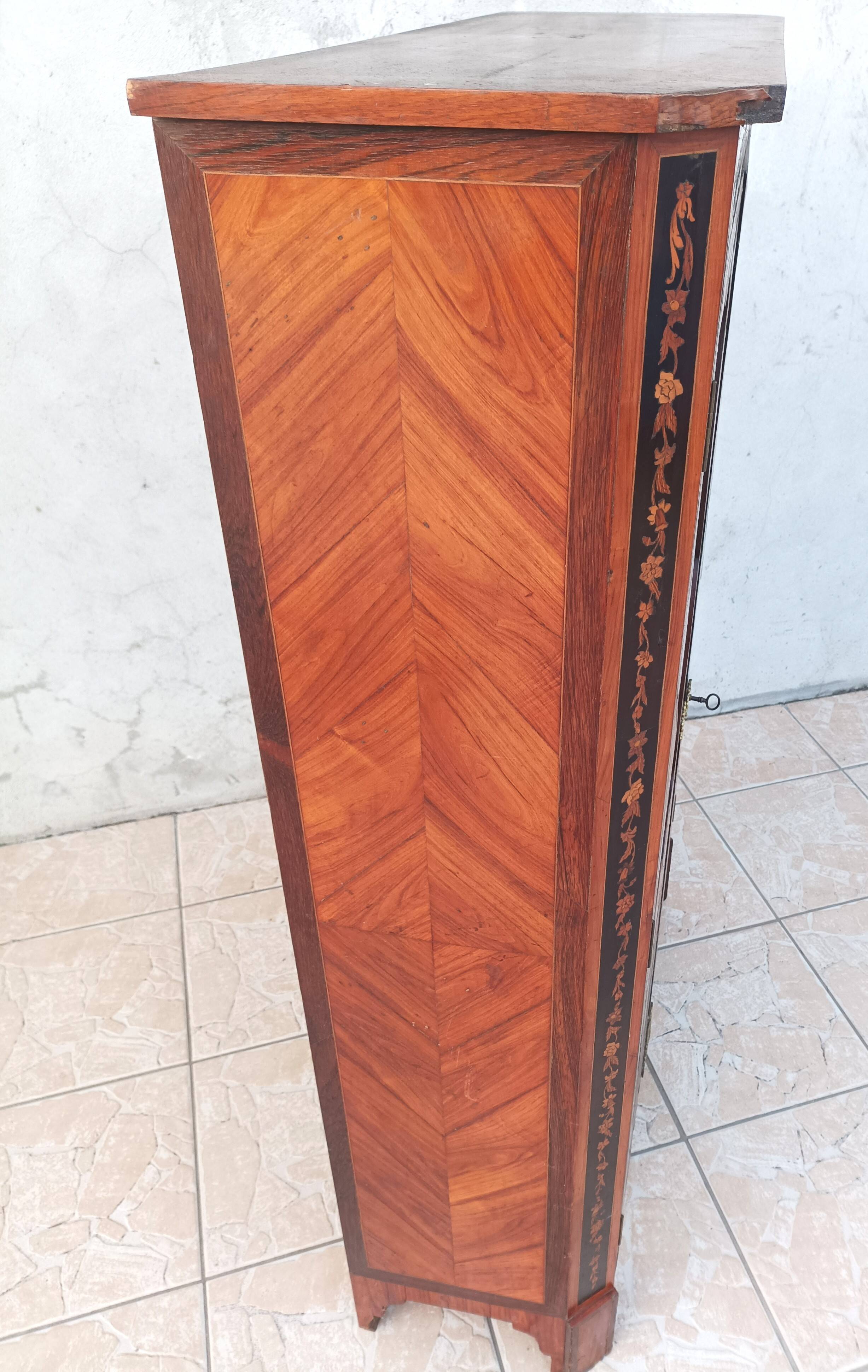 Louis XVI display cabinet in rosewood and amaranth veneer.