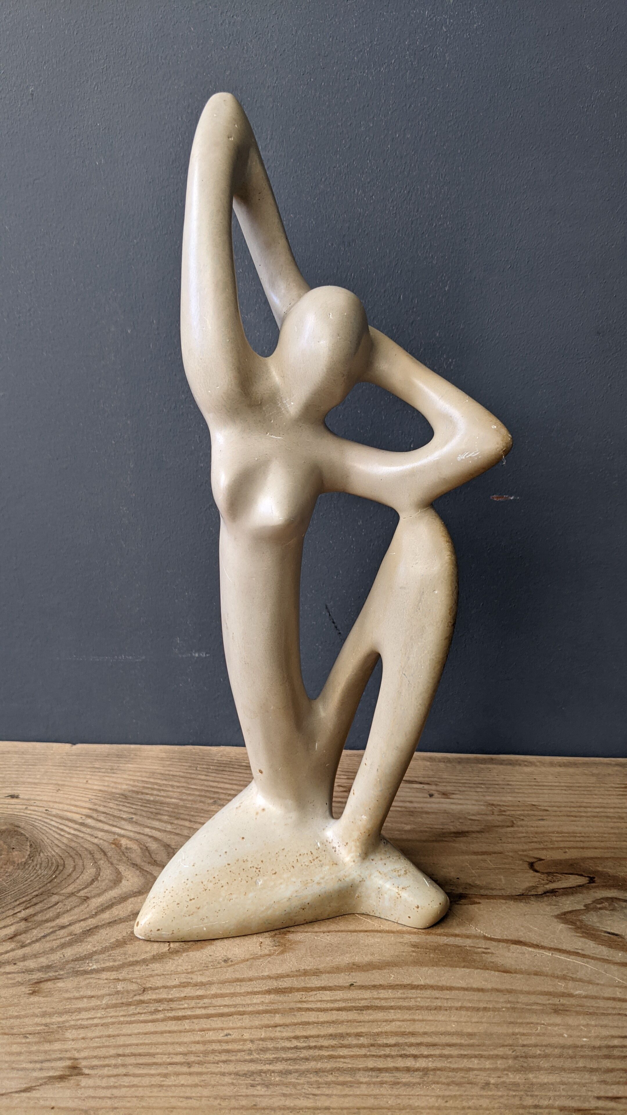Statue de femme en grès
