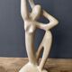 Statue de femme en grès