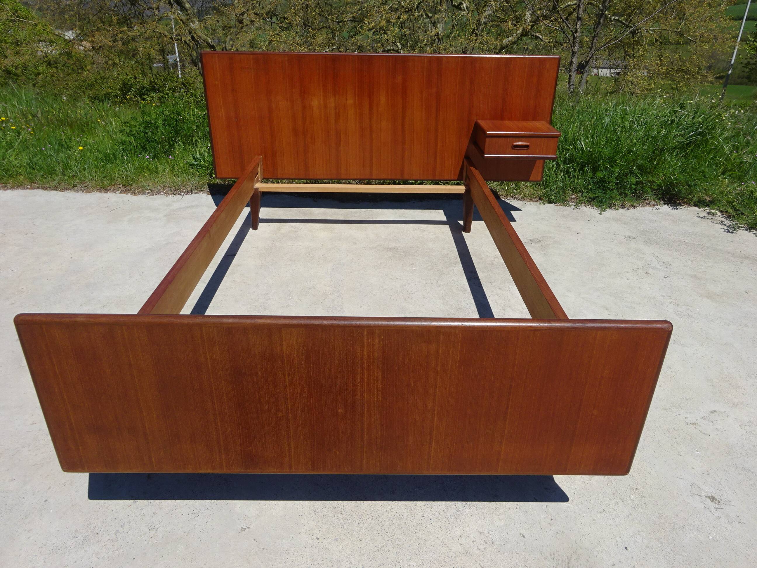 Vintage bed in teak with integrated bedside table.