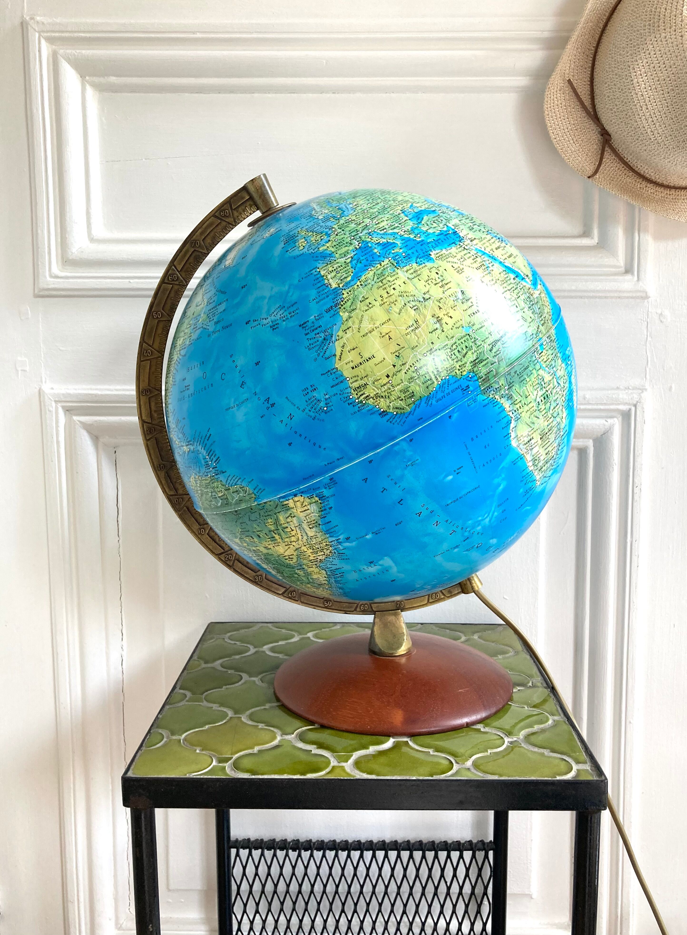 Mappemonde globe terrestre lumineux