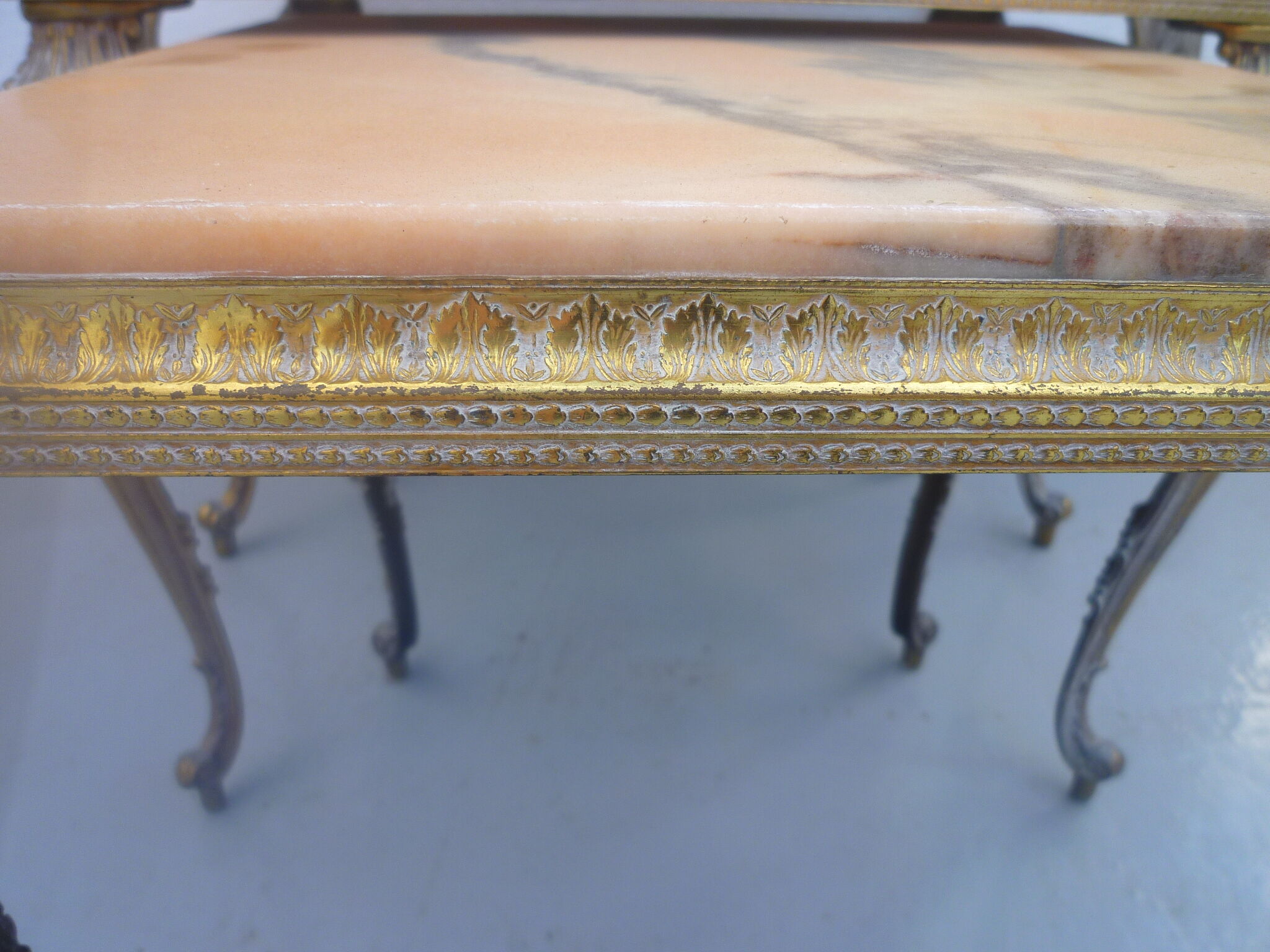 3 pull-out tables in brass and marble