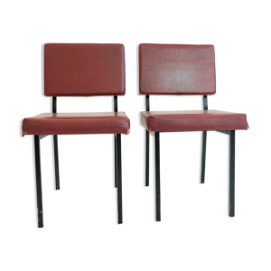 Paire de chaises en skaï bordeaux,  1960/1970