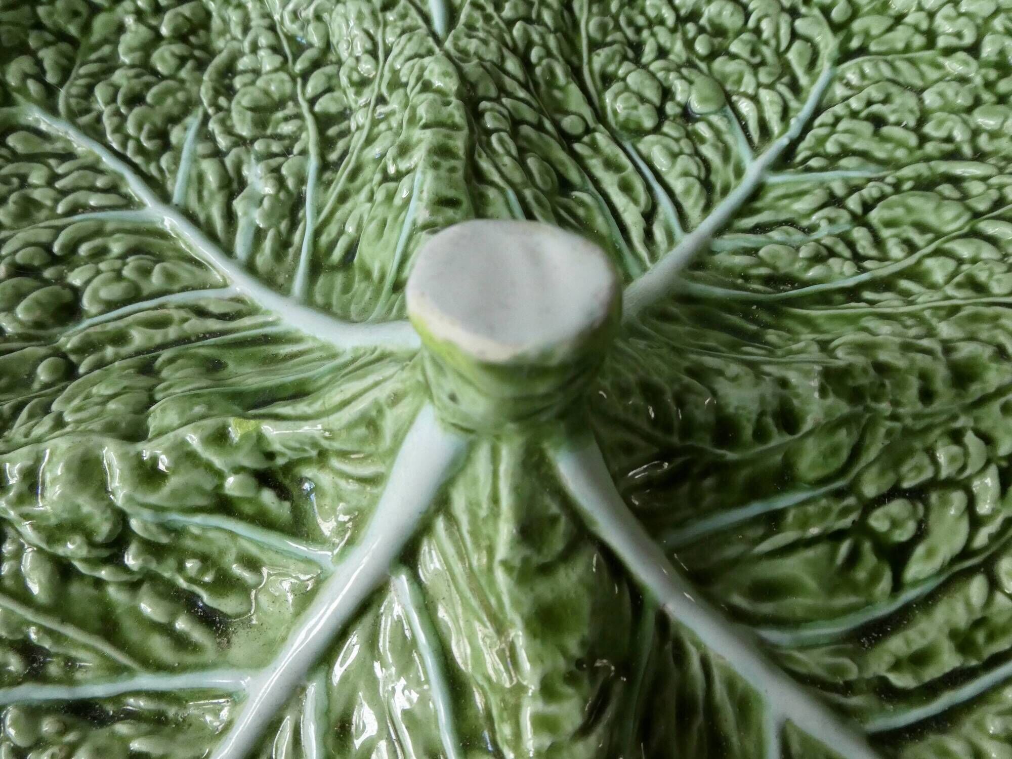 Four-wheeled cup in dabbling, cabbage leaves, Bordallo Pinheiro