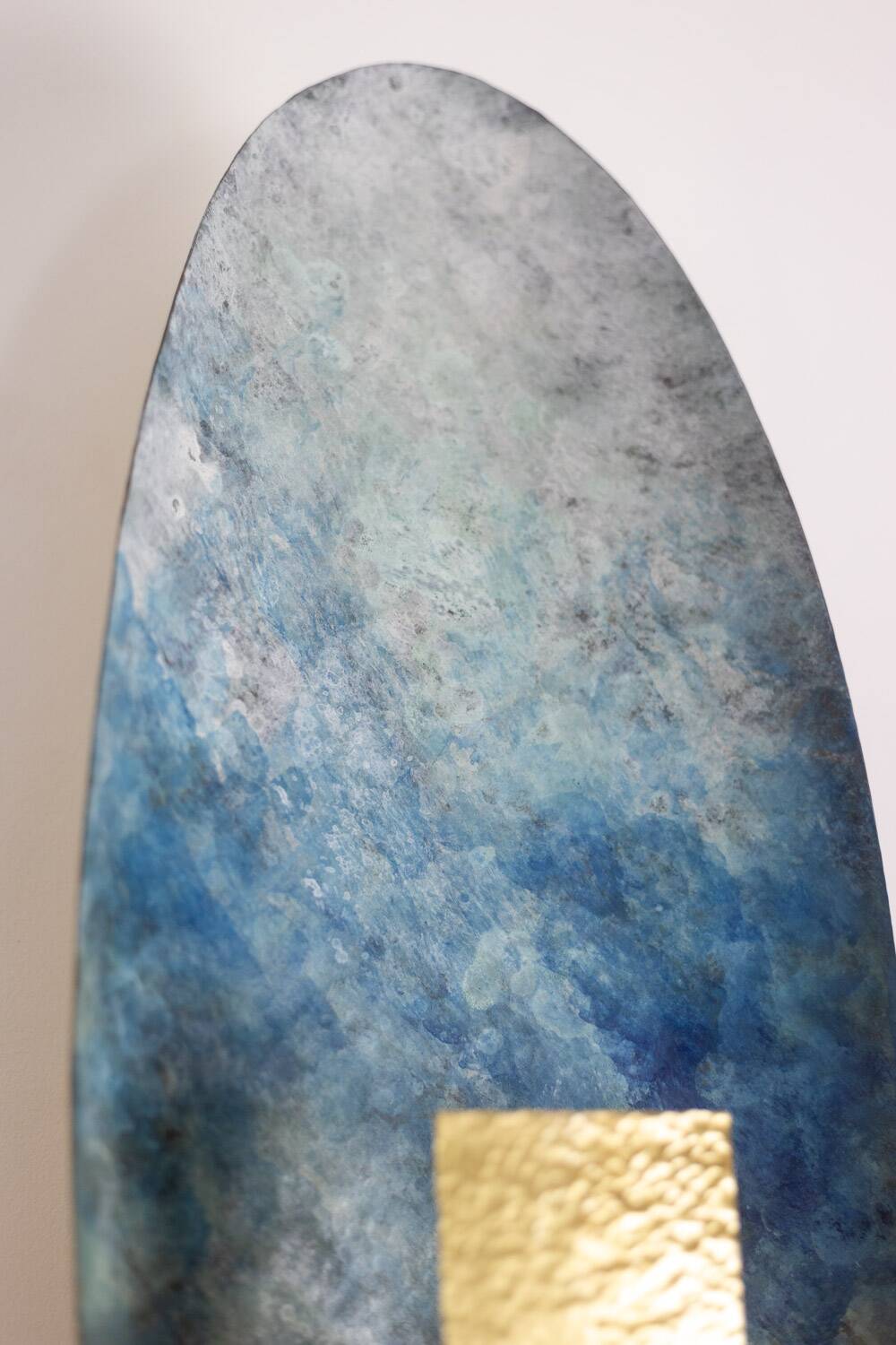 Paire d’appliques en laiton patiné. Travail contemporain.
